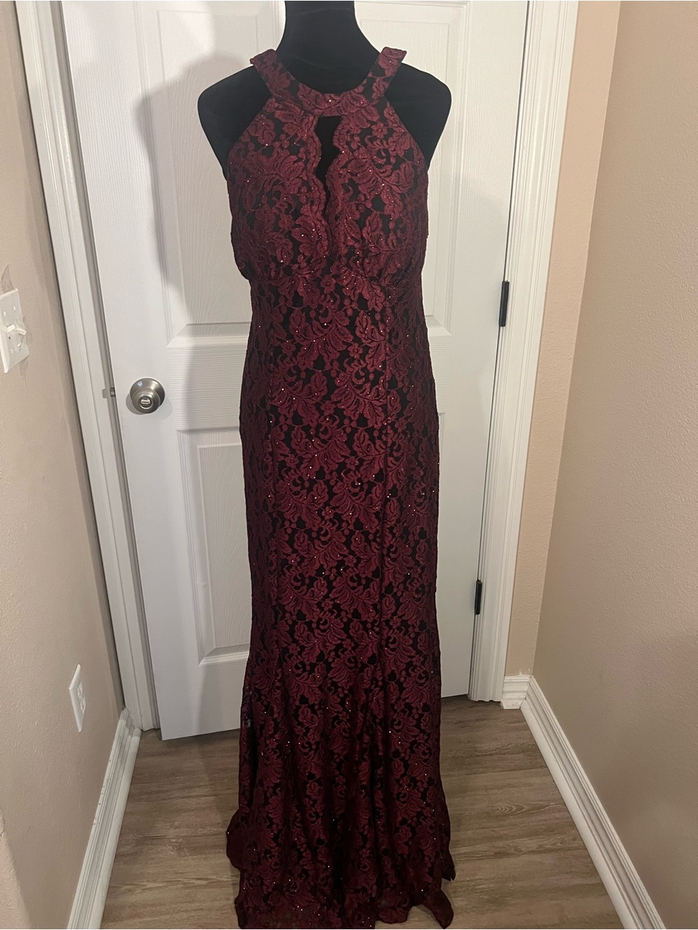 Elegant Women's Burgundy Lace Halter Fancy Evening Dress